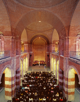 Blick von der Empore auf die B&uuml;hne w&auml;hrend einer Veranstaltung