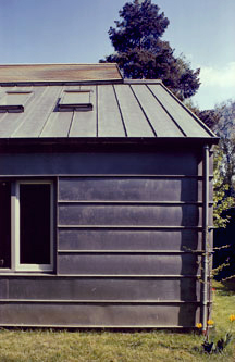 Fassadendetail Holzschalung und Blechverkleidung