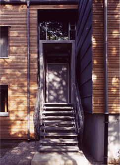 Fassadendetail Balkon mit Schiebeverglasung